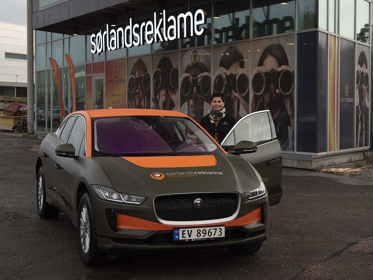 Lill Cathrine Paulsen ved siden av profilert bil ved Sørlandsreklame