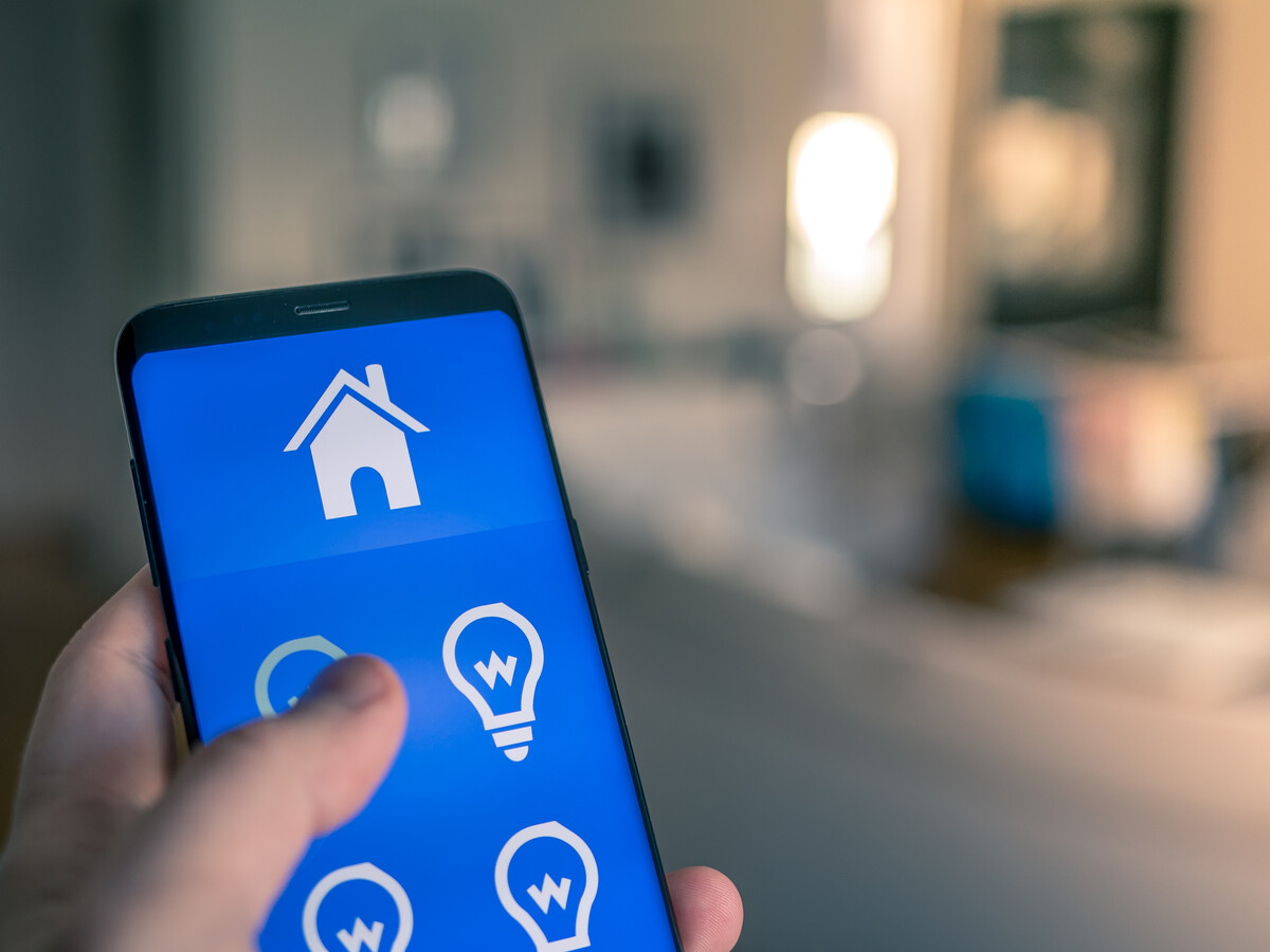 Ved hjelp av en app kan du koble flere apparater sammen og effektivt styre temperaturen i boligen din. Foto: mostphotos.com