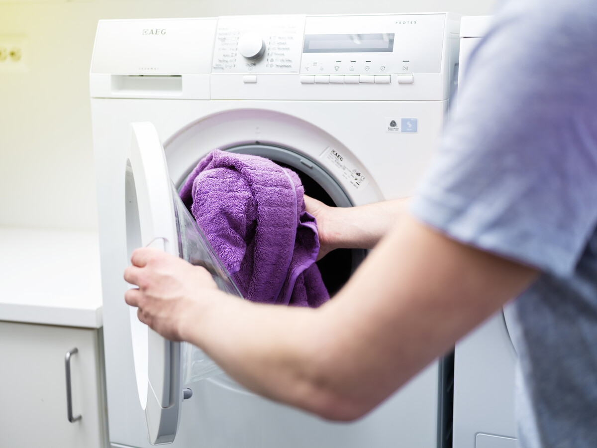 Skru av stoppekrana til vaskemaskinen for å unngå vannlekkasjer i ferien.