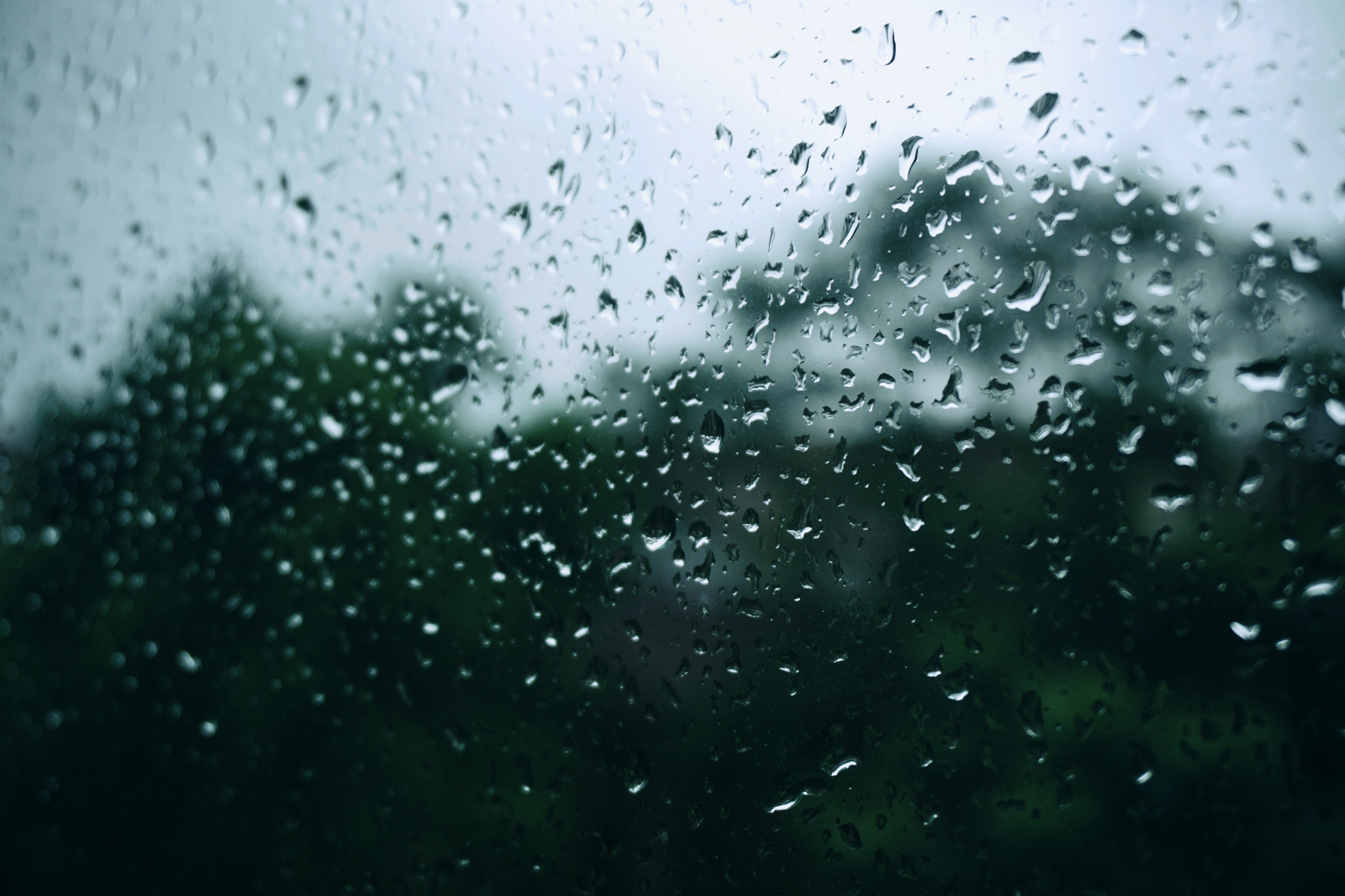Bilde av vindusrute med regndråper på