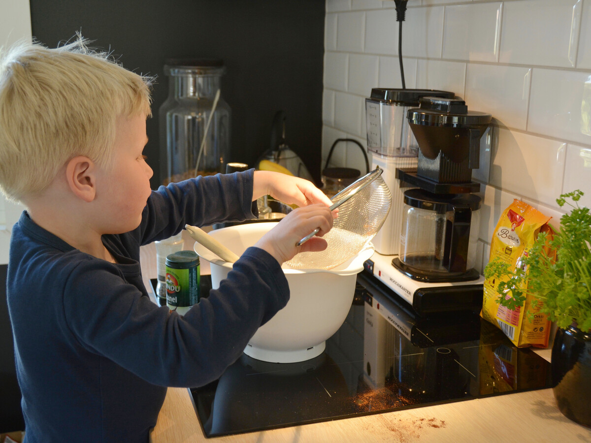 Mikkel baker tullekake på kjøkkenet. Foto: Astory