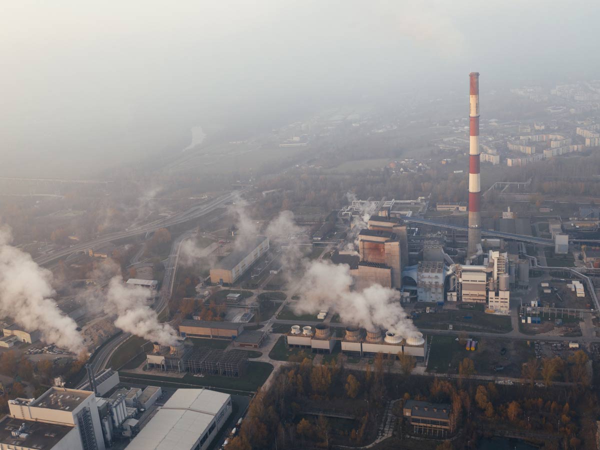 Prisen på kull og gass påvirker produksjonen i Europa. Er Co2-kvotene dyre, produseres det mindre og etterspørselen etter fornybar energi øker. Foto: unsplash.com - Marcin Jozwiak