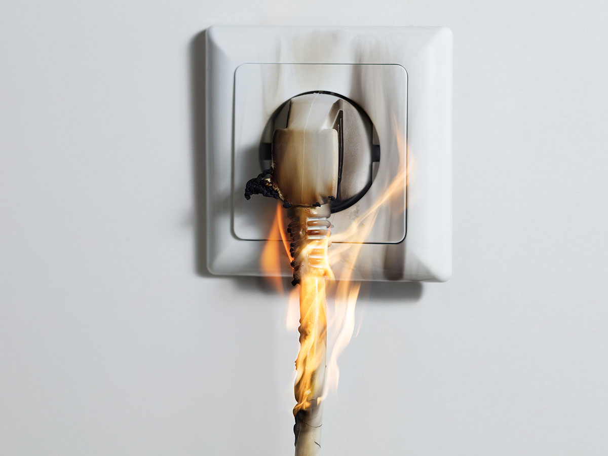Får du en strømskade i hjemmet ditt, dekker Strømforsikring egenandelen på forsikringen din inntil 5000 kroner. Foto: mostphotos.com - Andrey Popov