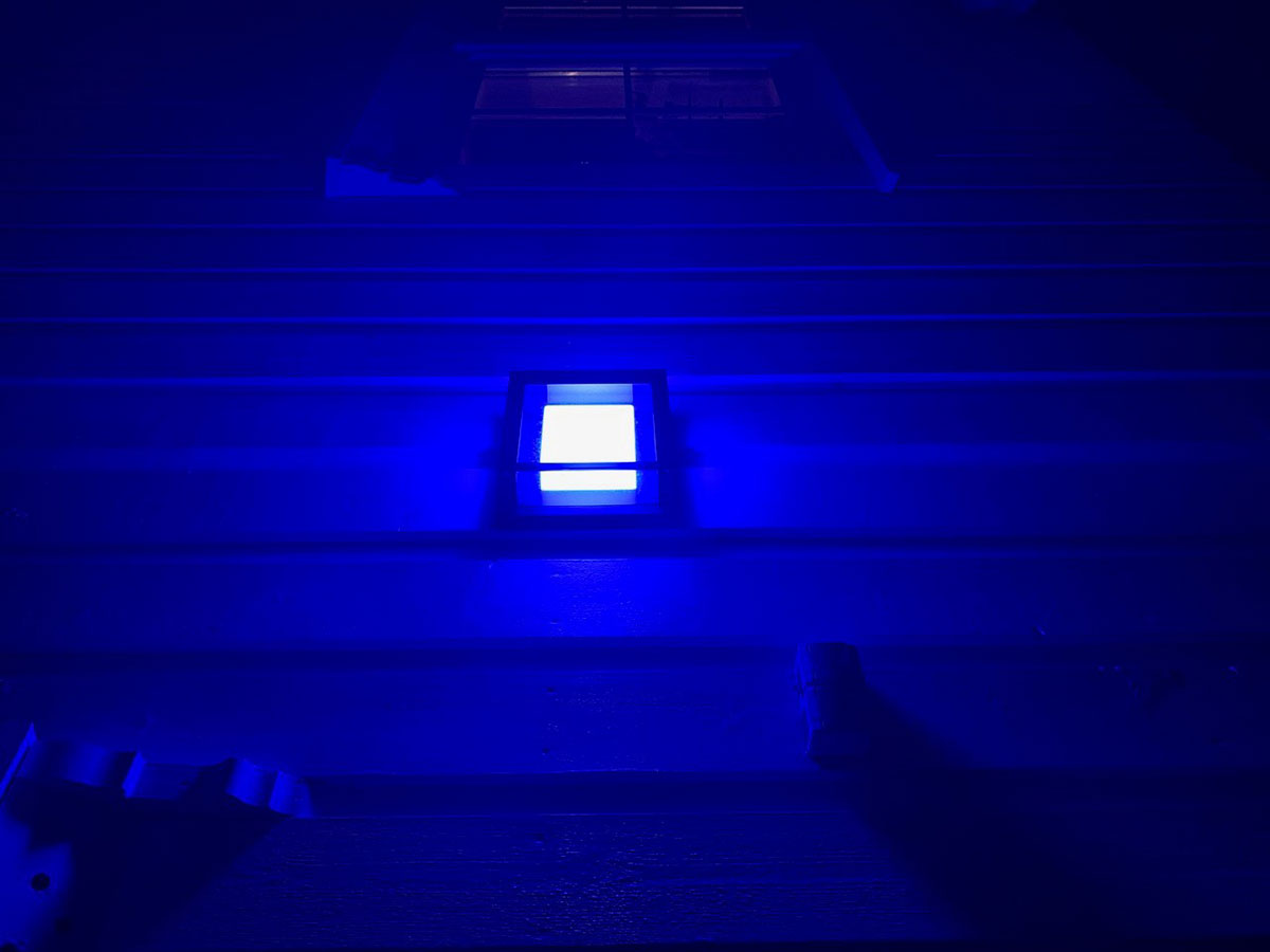Det blå lyset er nattbelysningen og den er betydelig svakere enn det vanlig hvite lyset. Foto: Tor Erik Malmstein