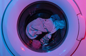 Nærbilde av klær i vaskemaskin