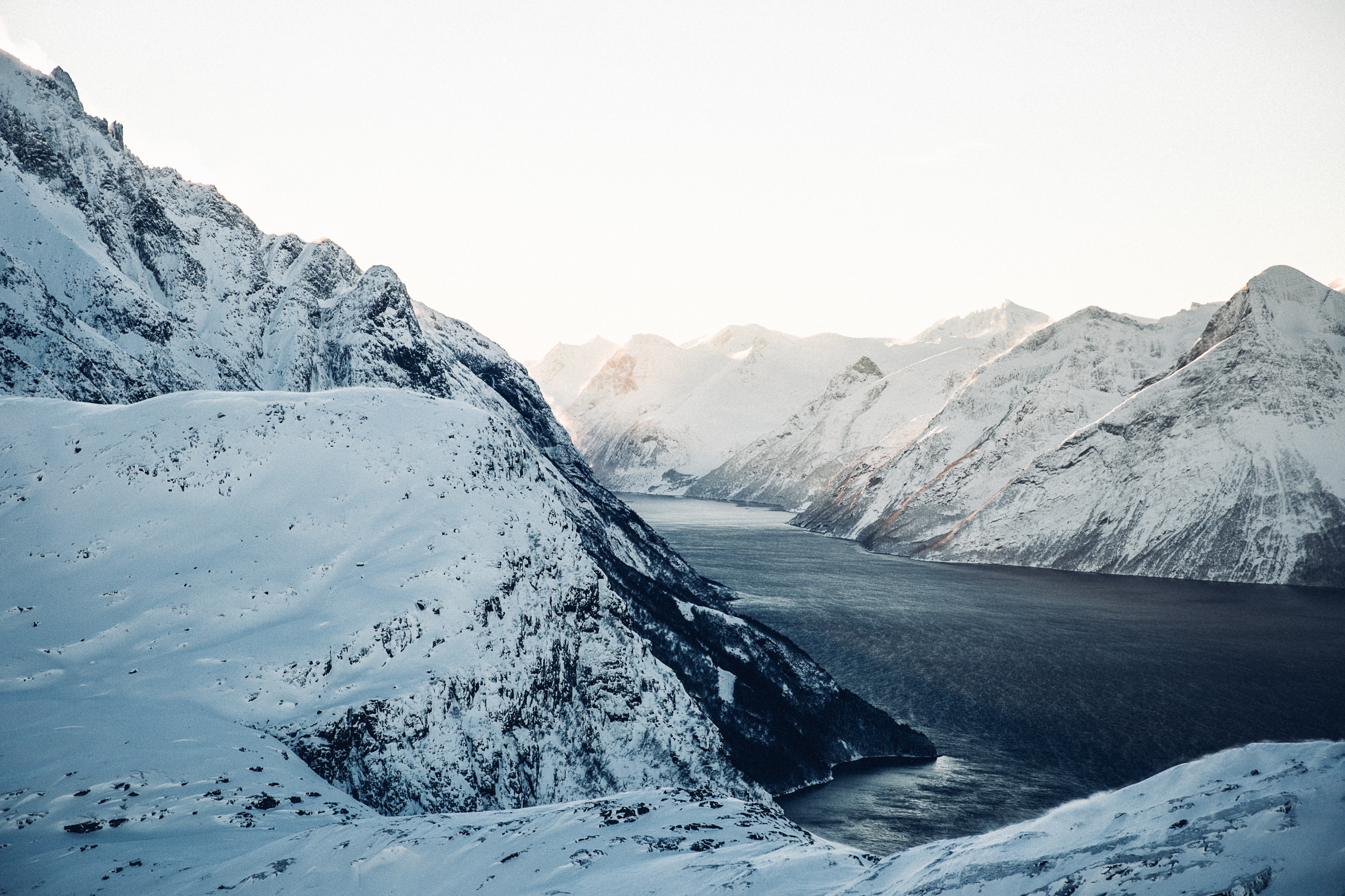 Bilde av fjord i vinterdrakt