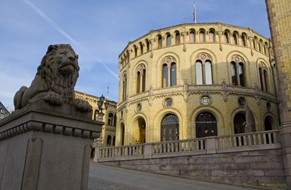 Detalj fra fasaden til Stortinget i Oslo