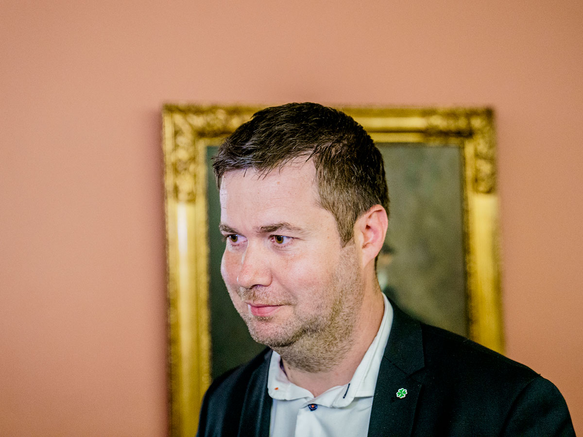 Senterpartiets Geir Pollestad mener det er nødvendig å hjelpe folk med strømregningene. Foto: Stian Lysberg Solum / NTB
